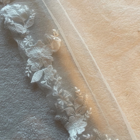 Wedding dress + vail - Picture 2 of 4